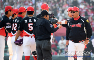 '널 믿었는데' 충격 빠진 이범호 감독, 9회 정해영 붕괴→조상우 끝내기 폭투