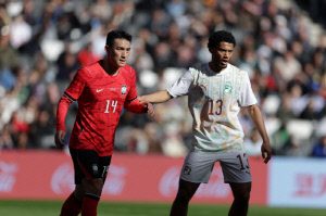 충격의 경합 성공률 '0%'→최악의 '판단 실수'...우측에서 '위태위태' 조유민, 김민재 파트너 자리 흔들린다