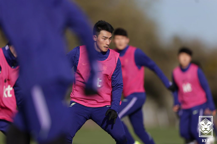 충격의 경합 성공률 '0%'→최악의 '판단 실수'...우측에서 '위태위태…