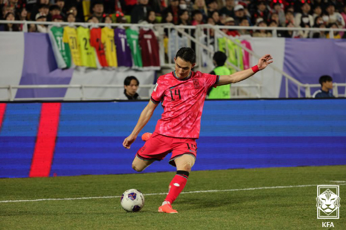 충격의 경합 성공률 '0%'→최악의 '판단 실수'...우측에서 '위태위태…