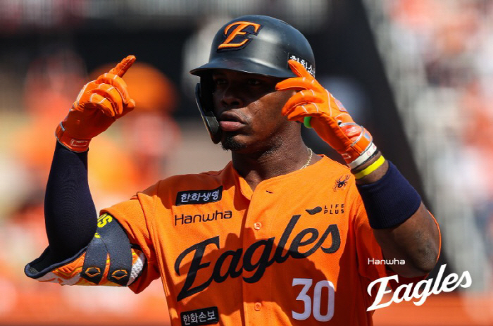 "한 손으로 해야 멋있는데…" 공개 앞두고 급변경! 원작자가 전한 '불꽃…