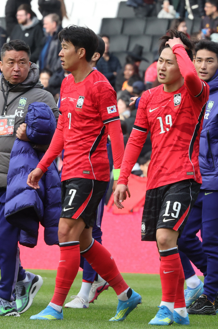 '필드골 0' 탈출 실패→'감기 몸살'에도 출전...'韓 캡틴' 손흥민, 0-4 대패에 고개 숙여 사과했다 "팬들에게 너무 죄송하다"