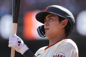 [속보]'리드오프' 이정후 2루타 폭발! 시즌 첫 안타 첫 득점, 팀의 무득점 수모도 깼다