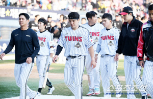 이게 '졌잘싸'다. 우승후보 다웠다. 3-11에서 필승조 다 끌어낸 LG파워[잠실 현장]