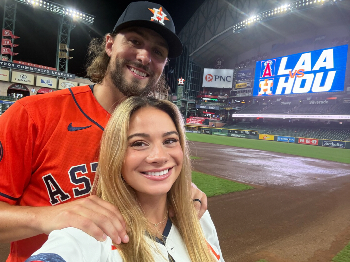 '30살 감격 ML 데뷔' 한화 떠난 가치 충분했다, 와이스 아내와 자축…"신의 타이밍 항상 완벽해"