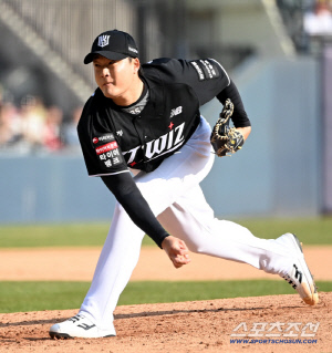 자신만만 꺼낸 '新필승조' 삐끗 → 둘이 합쳐 1이닝 4실점이라니…첫날부터 박영현 어깨에 돌덩이 쿵쿵 [SC포커스]