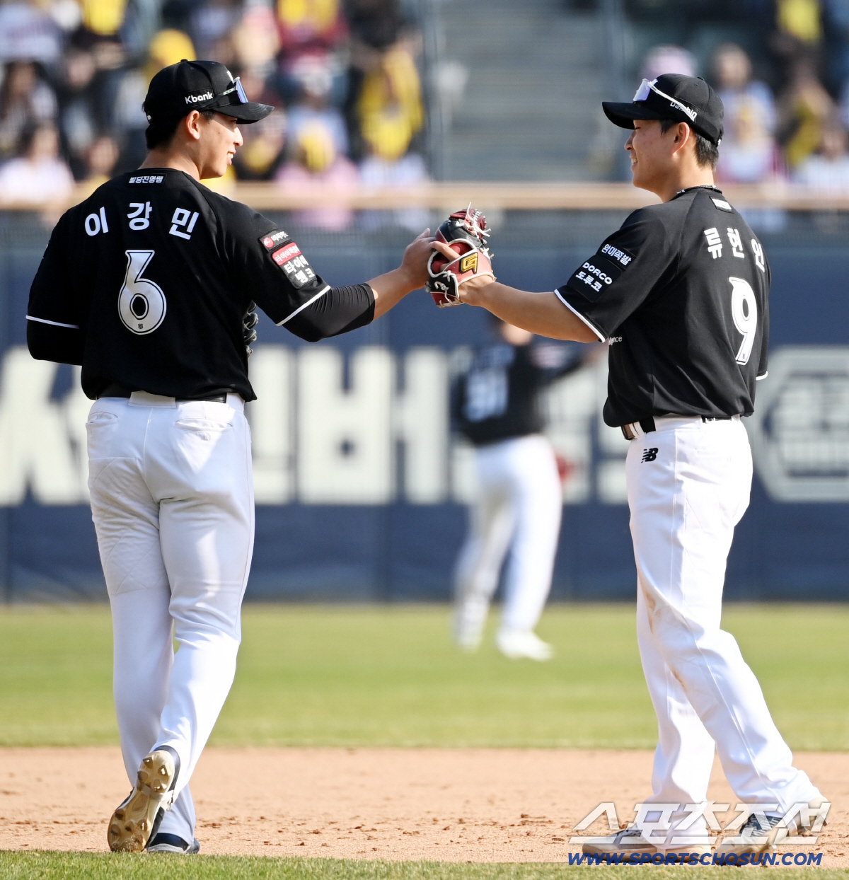 자신만만 꺼낸 '新필승조' 삐끗 → 둘이 합쳐 1이닝 4실점이라니…첫날부…