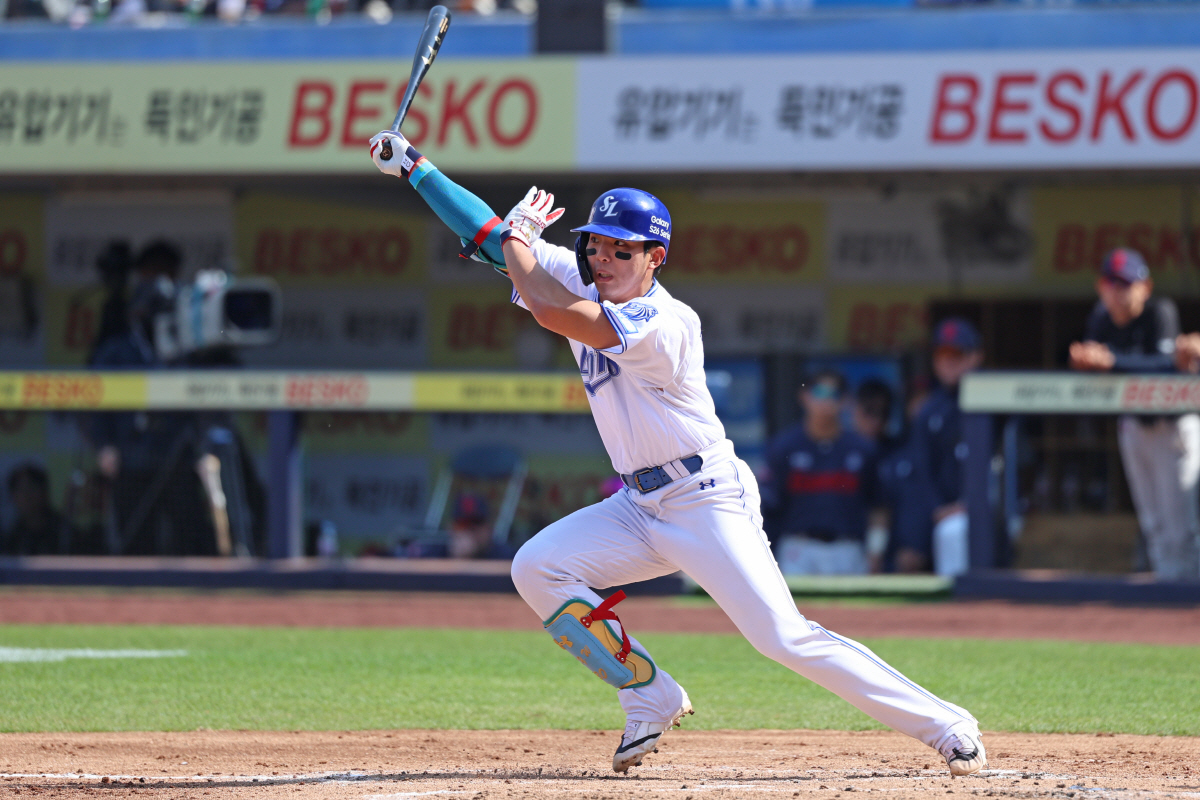 "머뭇거리더라" KKKK에 면담, 더 과감하게...'단순美로 후회 없는 …