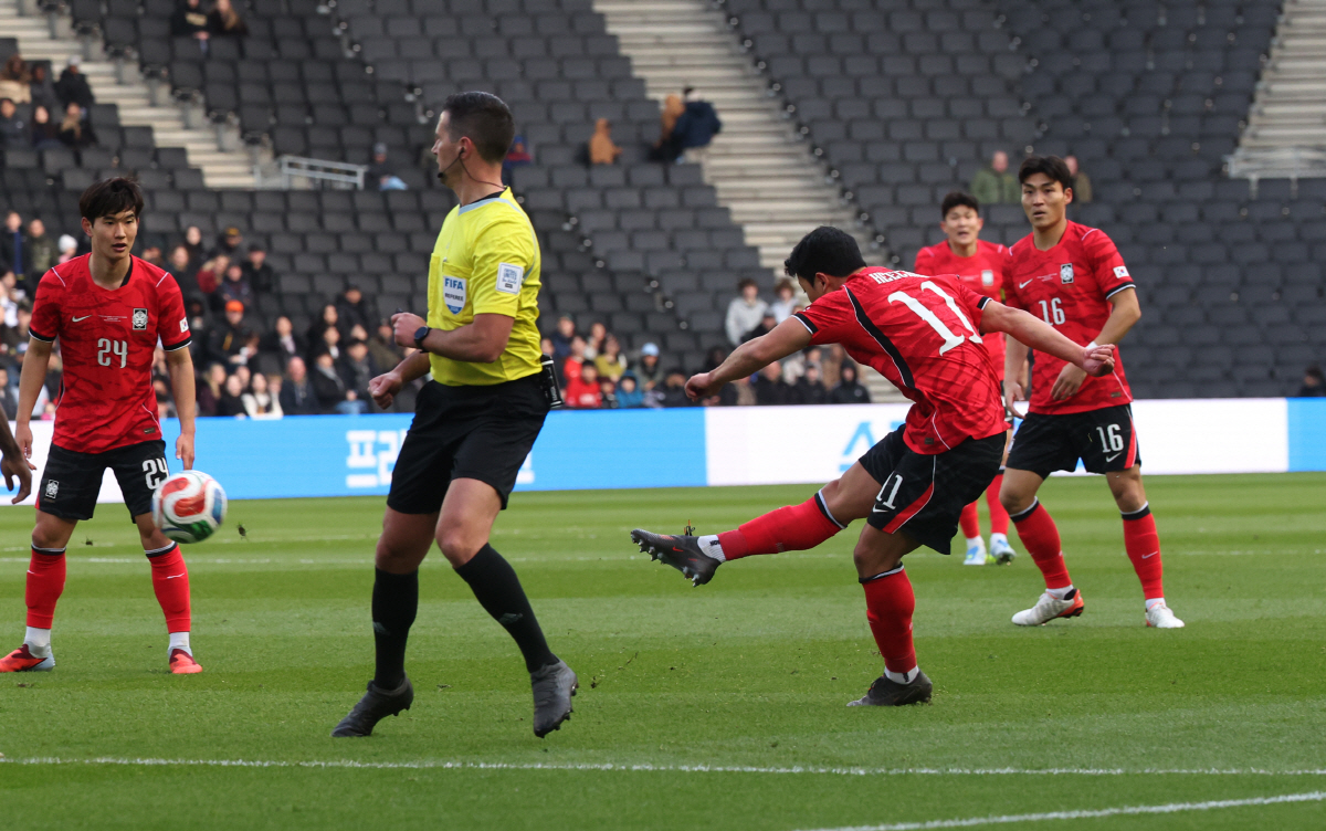 득점 없어도 번뜩인 오현규→완전히 '다른 선수' 국대 황희찬→'골대 강타…