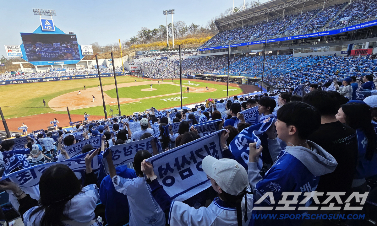 미세먼지도 뚫은 미친 야구 인기. 개막 2연전, 10경기 티켓이 동났다.…
