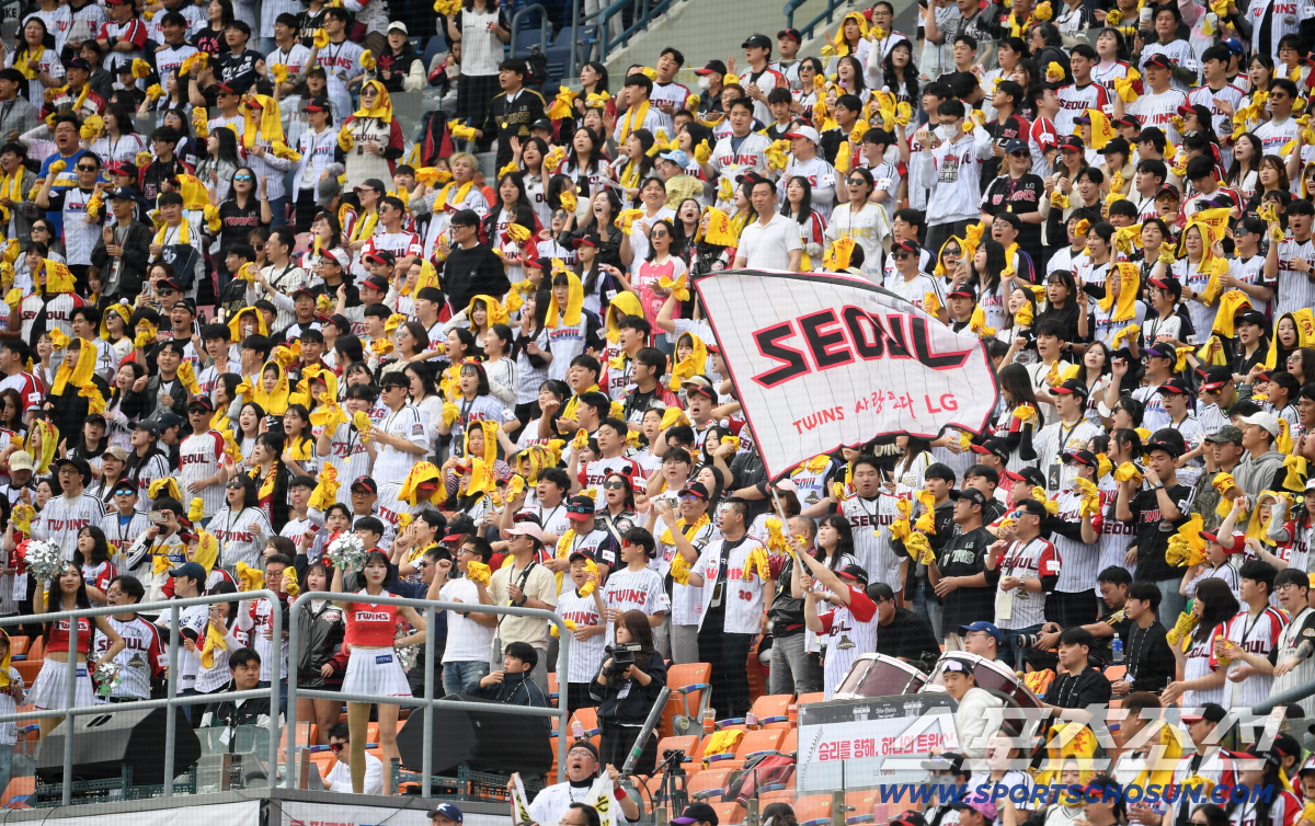 미세먼지도 뚫은 미친 야구 인기. 개막 2연전, 10경기 티켓이 동났다.…
