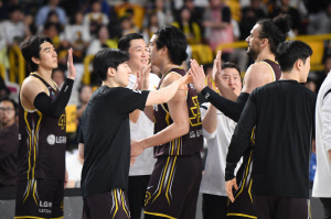 '우승보이지?' LG, 'SK트라우마' 깨고 '매직넘버 2'…KCC, 한국가스공사에 역전승 한숨 돌려