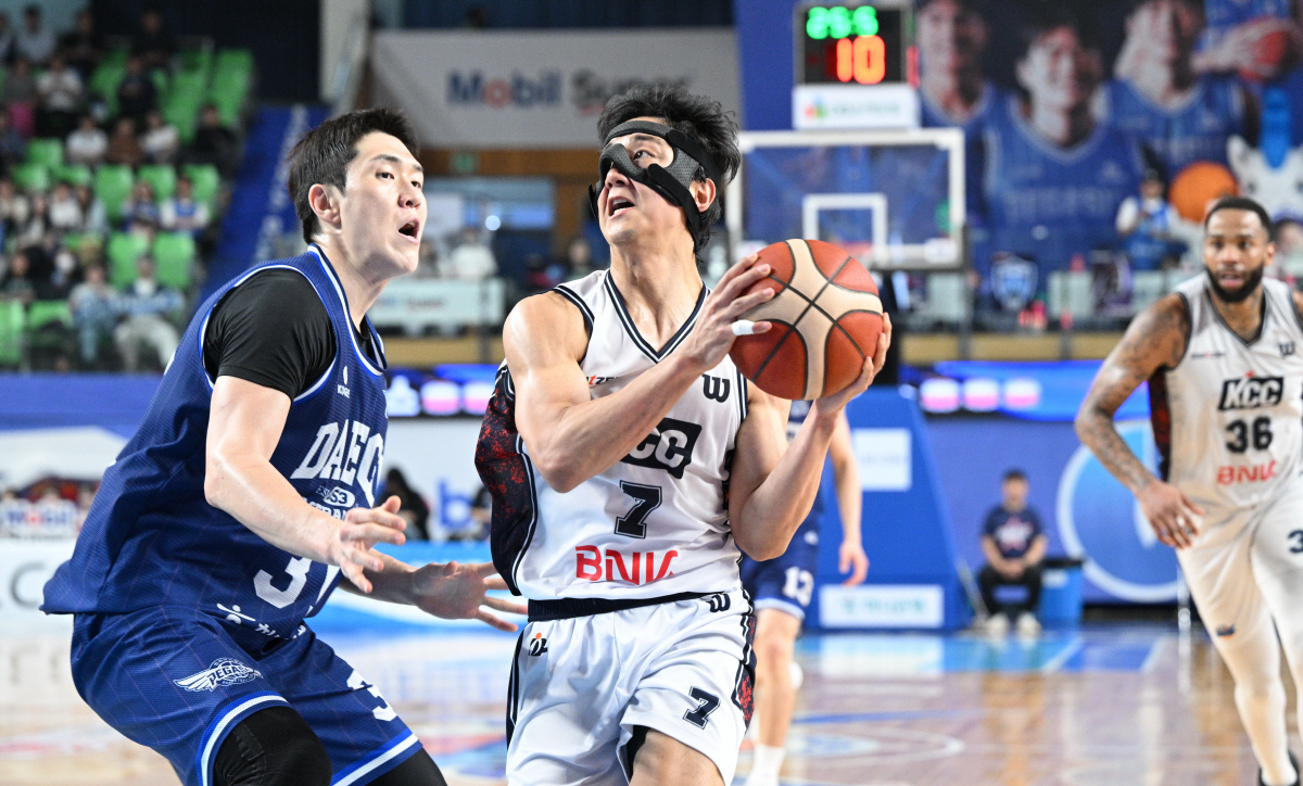 '우승보이지?' LC, 'SK트라우마' 깨고 '매직넘버 2'…KCC, 한…