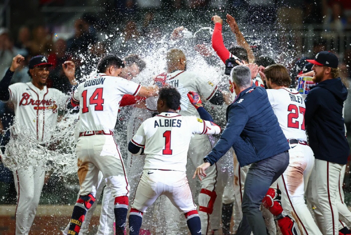 "하늘에 계신 어머니께…" 123년 역사상 첫 대기록! 2월 백수 탈출 …