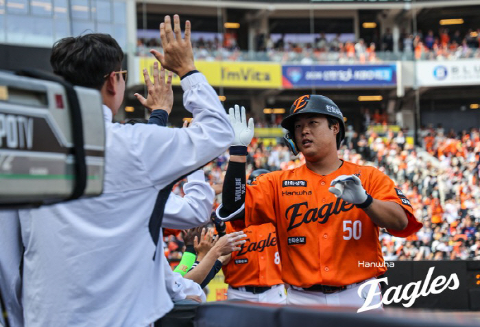 2G 연속 10득점 실화? 한화, 타격의 팀 변신 '대성공'…키움 잡고 …