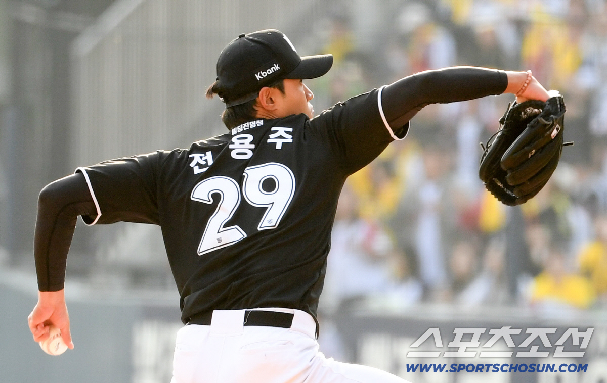 '그러게 왜 보냈어.' 김현수 9회초 비수 결승타+박영현 투혼의 연투 세…