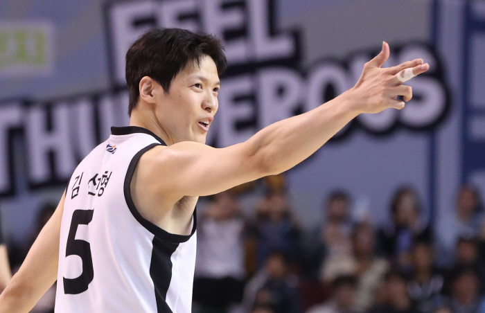 [현장분석] 'KCC 기다려!' 속공+결정적 3점포 김선형의 승부처 괴력. KT, 삼성 짜릿한 재역전승. KCC와 1게임 차. 6강 경쟁 점입가경