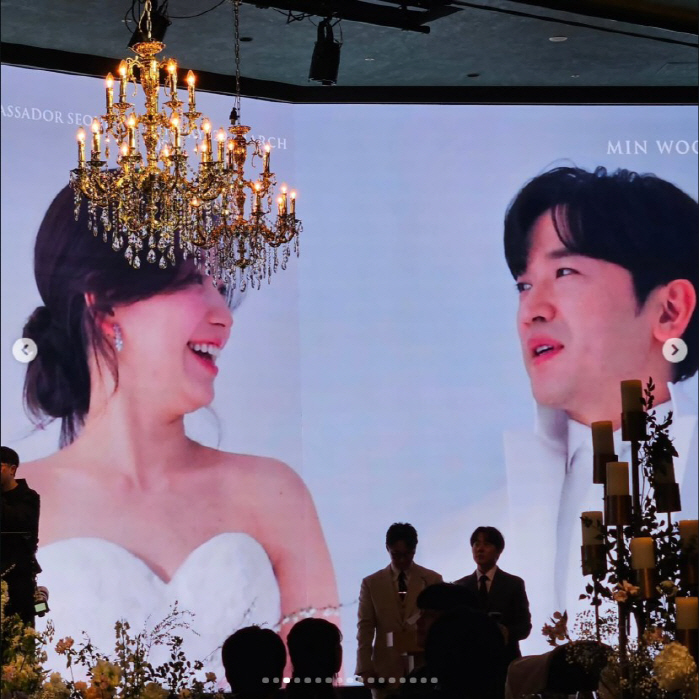 이민우♥이아미, '비공개 결혼식' 현장 포착…"두 딸 품에 안고 감격의 …