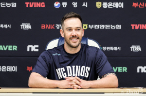 '계약 해지 억울함 토로' 뒤끝 없다, 이제 다 잊었나 