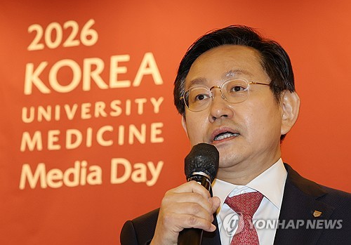 (서울=연합뉴스) 서명곤 기자 =  윤을식 고려대의료원 의무부총장 겸 의료원장이 30일 서울 종로구 포시즌스호텔 서울에서 열린 기자간담회에서 발언을 하고 있다. 
    고려대의료원은 안암·구로·안산병원에 이어 설립될 고려대 동탄병원에 자율형 인공지능(AI) 기반의 미래 의학 기술을 집약한다는 방침이라고 밝혔다.  2026.3.30 seephoto@yna.co.kr