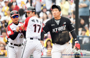 '적이 됐지만 정은 남았다' KT 유니폼 입은 김현수, 8년 함께한 LG 후배들과 뭉클한 재회