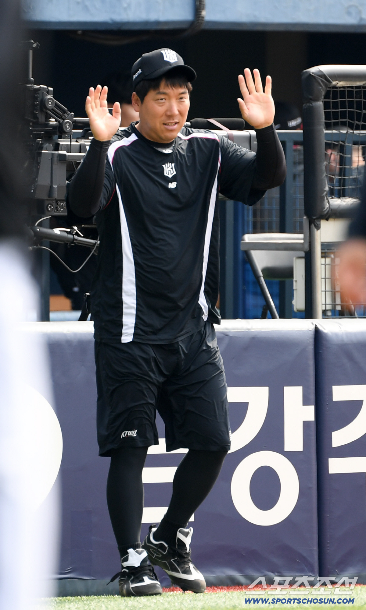 '적이 됐지만 정은 남았다' KT 유니폼 입은 김현수, 8년 함께한 LG…