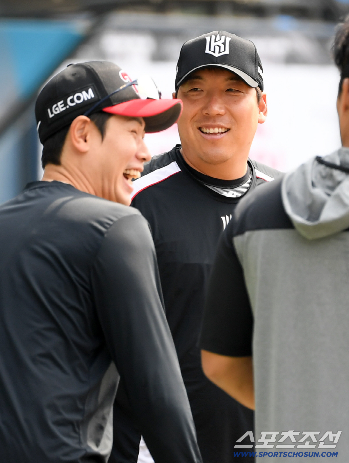 '적이 됐지만 정은 남았다' KT 유니폼 입은 김현수, 8년 함께한 LG…