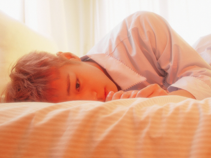 박지훈, '왕사남' 단종의 파격 변신...'가수로 컴백' 침대 위 몽환적…