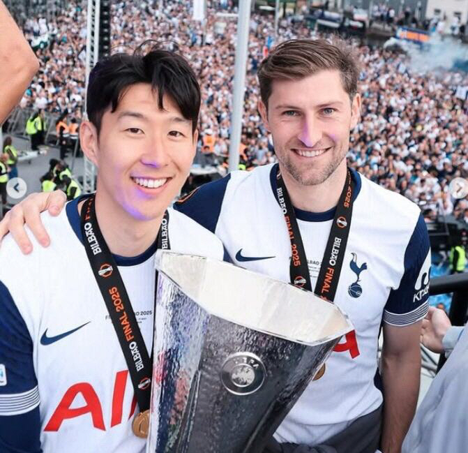 [오피셜]"데 제르비 선임 절대 안돼" 토트넘 여성팬 결산반대 무릅쓰고 …