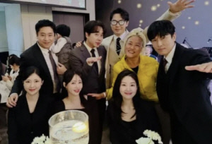 배나온 에릭이라니…신화 에릭, 복근 대신 아들 안고 이민우 결혼식 참석 '오히려 좋아'[SC이슈]