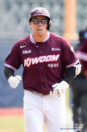 '타격감 완벽 부활' 안치홍, 친정 한화에 '위협적 존재 됐다'…'인사도 못한' 팽팽한 긴장감, 한화 팬들 야유에도 '덤덤'