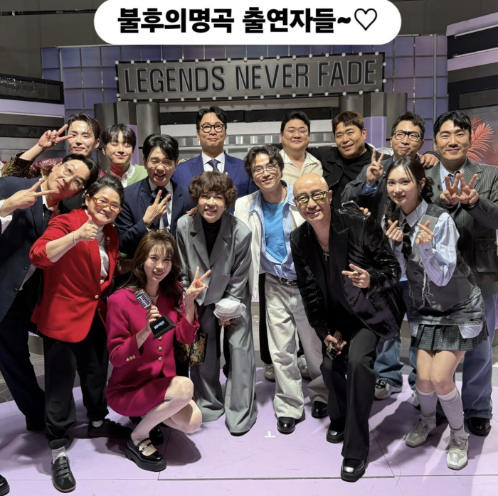 '복귀 논란' 이휘재, 오열 후 단체사진 포착..조혜련 