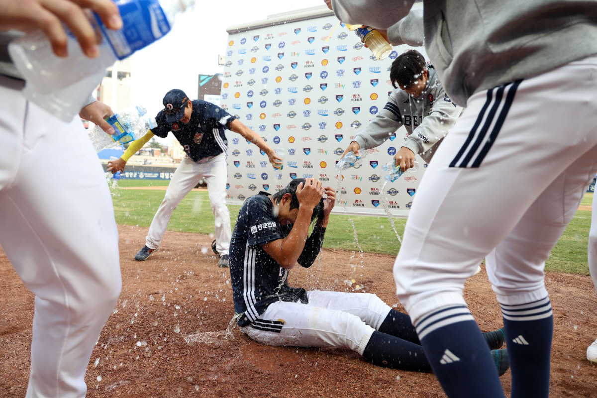 29일 창원 NC 다이노스전에서 결승 홈런을 친 두산 베어스 김민석이 물세례를 받고 있다. 사진제공=두산 베어스