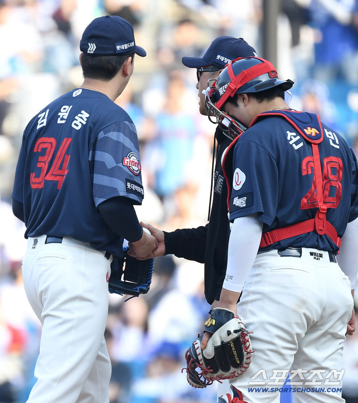 "뒤에 대기시켰다" ERA 13.50, 루키가 마무리? 최상의 그림은 '구관이 명관'  "던지면서 잡아야"