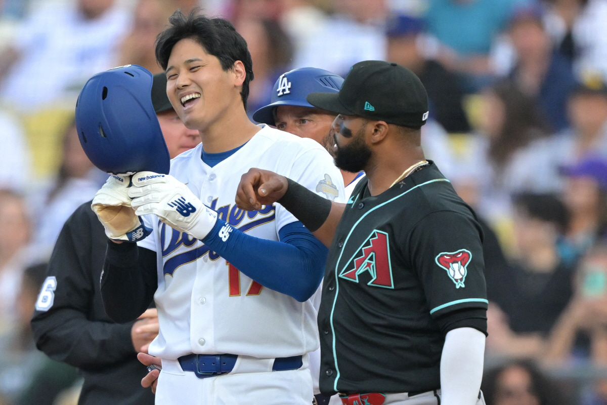 Mar 28, 2026; Los Angeles, California, USA;  Los Angeles Dodgers two-way player Shohei Ohtani (17) laughs with Arizona Diamondbacks first baseman Carlos Santana (41) after drawing a walk during the first inning at Dodger Stadium. Mandatory Credit: Jayne Kamin-Oncea-Imagn Images<저작권자(c) 연합뉴스, 무단 전재-재배포, AI 학습 및 활용 금지>