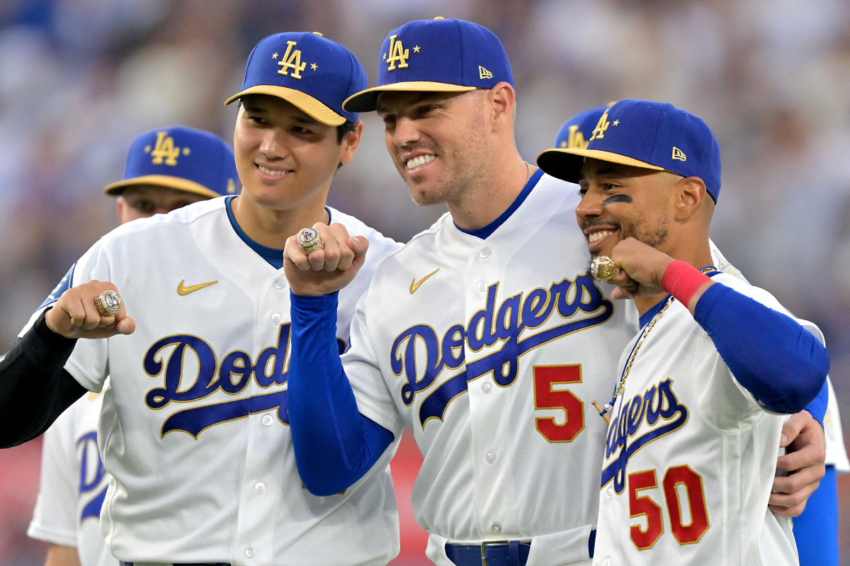 Mar 27, 2026; Los Angeles, California, USA; Los Angeles Dodgers two-way player Shohei Ohtani (17), first baseman Freddie Freeman (5) and shortstop Mookie Betts (50) with their World Series rings during a ceremony prior to the game against the Arizona Diamondbacks at Dodger Stadium. Mandatory Credit: Jayne Kamin-Oncea-Imagn Images<저작권자(c) 연합뉴스, 무단 전재-재배포, AI 학습 및 활용 금지>