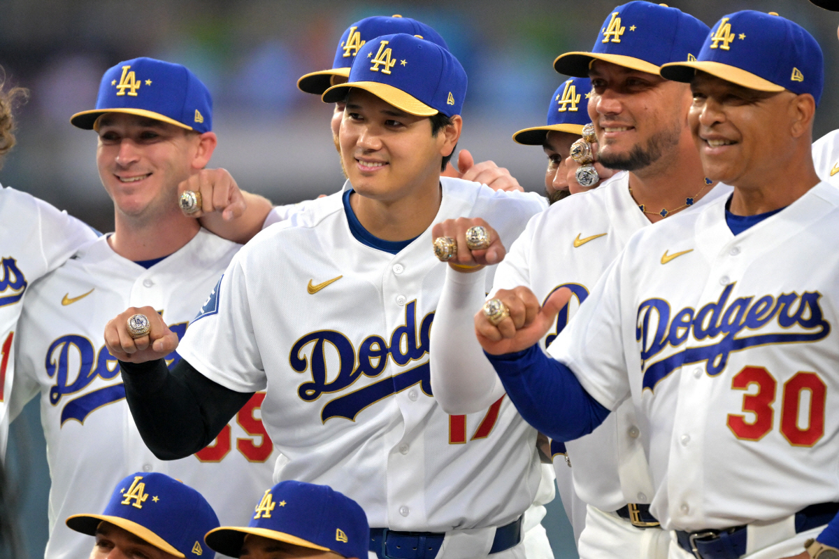 Mar 27, 2026; Los Angeles, California, USA; Los Angeles Dodgers two-way player Shohei Ohtani (17) and the team pose for a photo showing their World Series rings during a ceremony prior to the game against the Arizona Diamondbacks at Dodger Stadium. Mandatory Credit: Jayne Kamin-Oncea-Imagn Images<저작권자(c) 연합뉴스, 무단 전재-재배포, AI 학습 및 활용 금지>