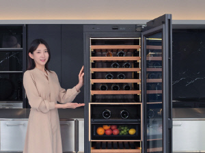 삼성전자, 인피니트 AI 와인냉장고 선보여…입출고, 음용 방법 등 지원