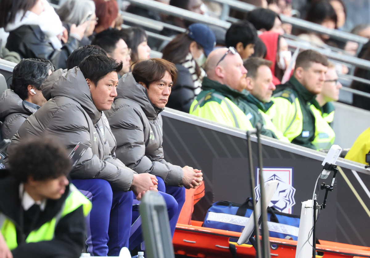 경기 지켜보는 홍명보 감독    (밀턴킨스[영국]=연합뉴스) 최재구 기자 = 한국축구국가대표팀 홍명보 감독이 28일(현지시간) 영국 밀턴킨스 스타디움 MK에서 열린 코트디부아르와 평가전에서 경기를 지켜보고 있다. 2026.3.29    jjaeck9@yna.co.kr(끝)<저작권자(c) 연합뉴스, 무단 전재-재배포, AI 학습 및 활용 금지>