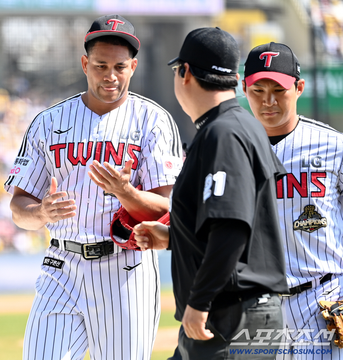 28일 잠실야구장에서 열린 KT와 LG의 개막전. 1회초 6실점 후 이닝을 마친 LG 치리노스가 더그아웃으로 향하다 이물질 검사를 받고 있다. 잠실=허상욱 기자wook@sportschosun.com/2026.03.28/