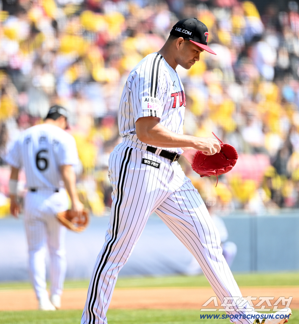 28일 잠실야구장에서 열린 KT와 LG의 개막전. 1회초 2사 1,2루 LG 치리노스가 KT 허경민에 1타점 적시타를 내주며 아쉬워하고 있다. 잠실=허상욱 기자wook@sportschosun.com/2026.03.28/