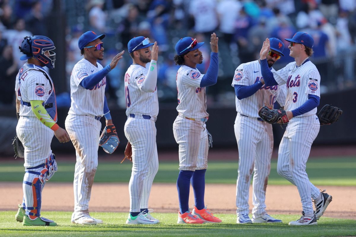 Mar 26, 2026; New York City, New York, USA; New York Mets right fielder Carson Benge (3) celebrates with second baseman Marcus Semien (10) and shortstop Francisco Lindor (12) and third baseman Bo Bichette (19) and first baseman Jorge Polanco (11) and catcher Francisco Alvarez (4) after defeating the Pittsburgh Pirates at Citi Field. Mandatory Credit: Brad Penner-Imagn Images<저작권자(c) 연합뉴스, 무단 전재-재배포, AI 학습 및 활용 금지>