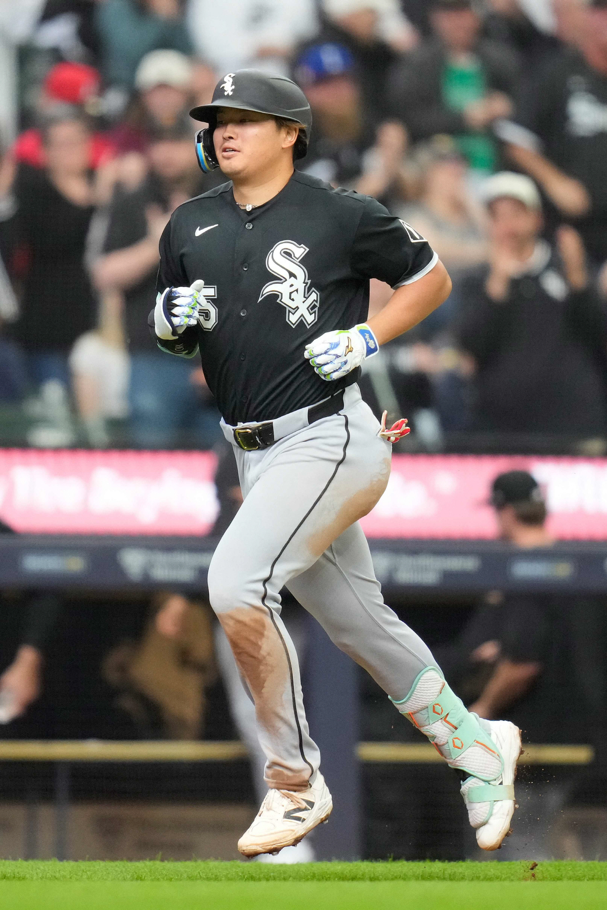 MILWAUKEE, WISCONSIN - MARCH 29: Munetaka Murakami #5 of the Chicago White Sox hits a solo home run in the second inning against the Milwaukee Brewers at American Family Field on March 29, 2026 in Milwaukee, Wisconsin.   John Fisher/Getty Images/AFP (Photo by John Fisher / GETTY IMAGES NORTH AMERICA / Getty Images via AFP)<저작권자(c) 연합뉴스, 무단 전재-재배포, AI 학습 및 활용 금지>