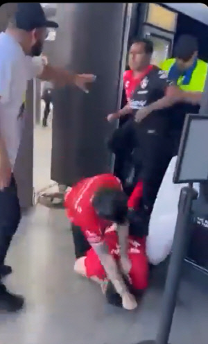 손흥민 없을 때 이게 무슨 날벼락?...LA FC 홈 경기장 패싸움 발발, 멕시코판 '엘 클라시코' 친선전 난리판