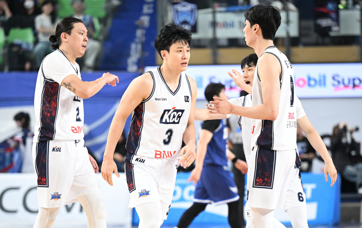 '싸움구경 재밌네' 리그 막판 달구는 양대 순위경쟁…LG 우승 확정이 관건? 대혼전 2위-6강경쟁 '끝까지 가나'