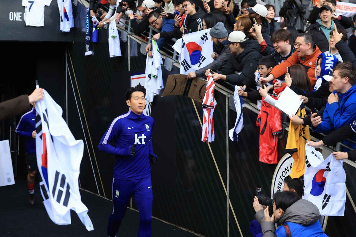 팬들 환호 속 입장하는 손흥민    (밀턴킨스[영국]=연합뉴스) 최재구 기자 = 한국축구국가대표팀 손흥민이 28일(현지시간) 영국 밀턴킨스 스타디움 MK에서 열린 코트디부아르와 평가전에 입장하자 팬들이 환호하고 있다 . 2026.3.29    jjaeck9@yna.co.kr(끝)<저작권자(c) 연합뉴스, 무단 전재-재배포, AI 학습 및 활용 금지>