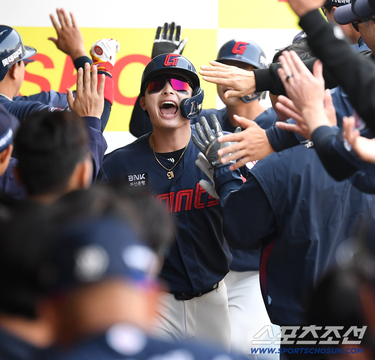 28일 대구 삼성라이온즈파크에서 열리는 삼성과 롯데의 개막전 경기. 1회 선제 투런홈런을 날린 롯데 윤동희. 대구=송정헌 기자songs@sportschosun.com/2026.03.28/