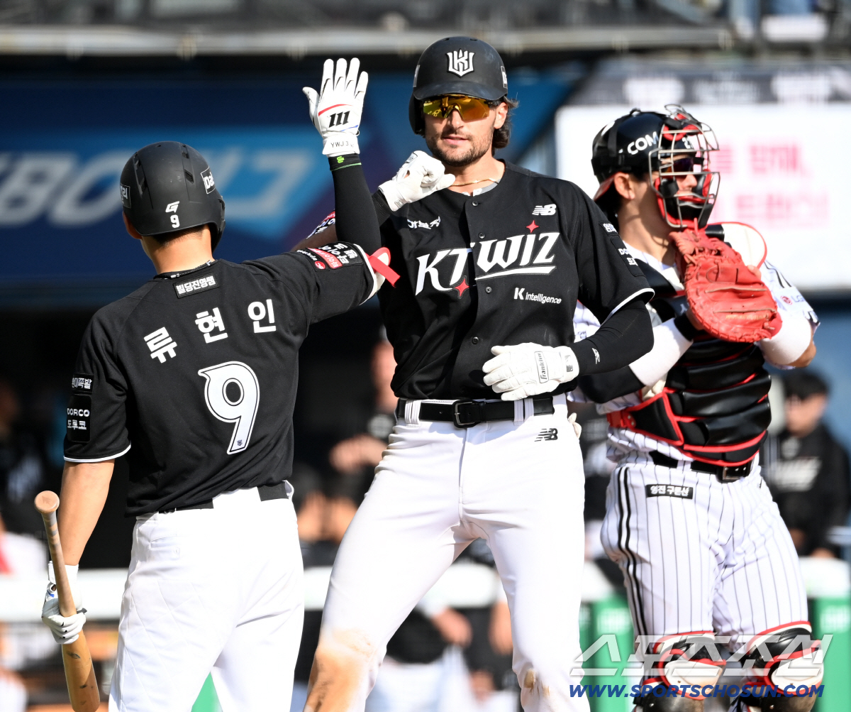 28일 잠실야구장에서 열린 KT와 LG의 개막전. 7회초 2사 2루 KT 힐리어드가 2점홈런을 치고 기쁨을 나누고 있다. 잠실=허상욱 기자wook@sportschosun.com/2026.03.28/