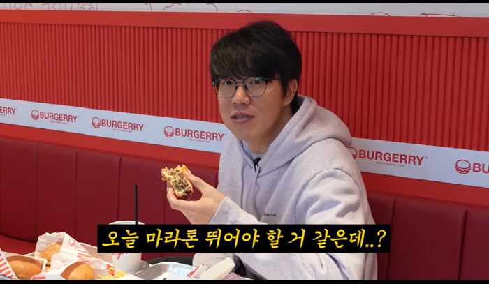 성시경, 10kg 감량 후 고삐 풀린 햄버거 먹방