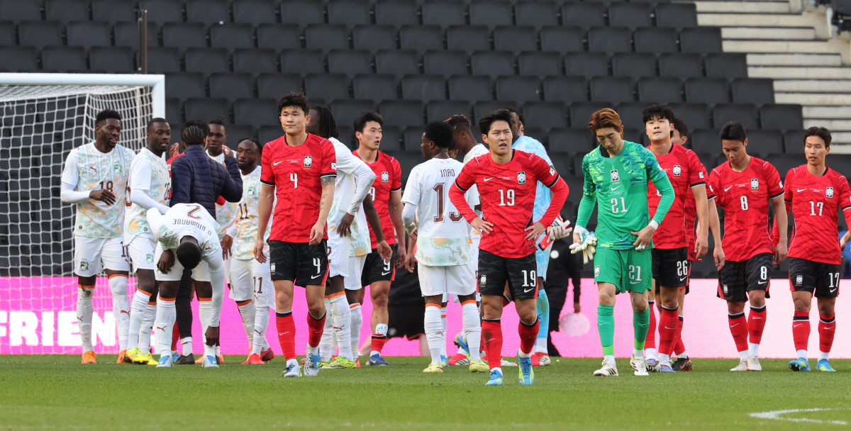 4-0, 충격패 당한 한국    (밀턴킨스[영국]=연합뉴스) 최재구 기자 = 한국축구국가대표팀이 28일(현지시간) 영국 밀턴킨스 스타디움 MK에서 열린 코트디부아르와 평가전에서 4-0으로 패하고 아쉬워하고 있다. 2026.3.29    jjaeck9@yna.co.kr(끝)<저작권자(c) 연합뉴스, 무단 전재-재배포, AI 학습 및 활용 금지>